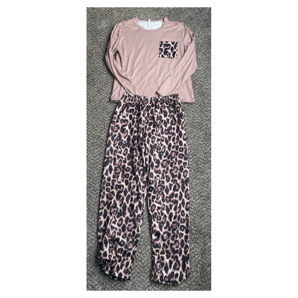 **~** BRAND NEW LADIES LEOPARD COZY PAJAMAS SET**~**